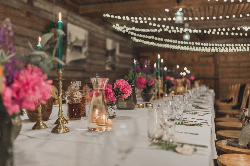 rustic vestuvių dekoravimas, eko vestuvės, jaunosios puokštė, bijūnai, desertų stalas, uogos